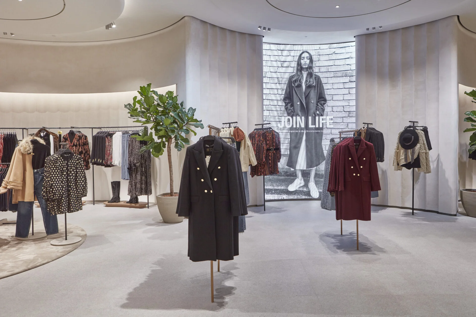 Land Securities. Zara, Bluewater